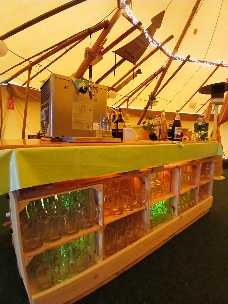 Feiern im Tipi mit rustikaler Ausstattung - die beleuchtete Theke mit Gläser